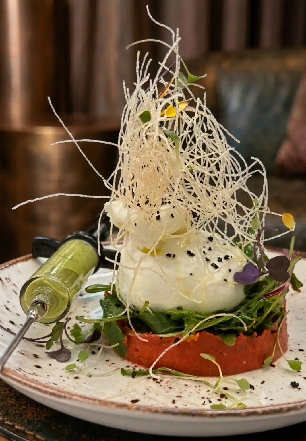 Pase de alta cocina con burrata y pesto de pistacho