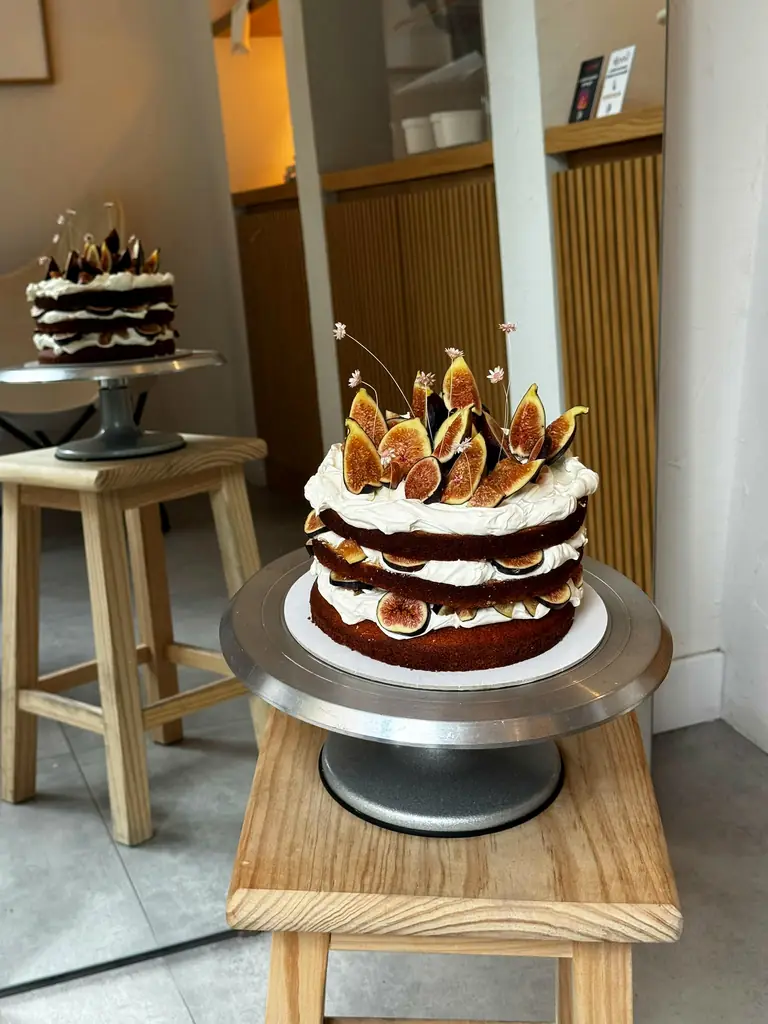 Tarta de higos frescos de temporada, nata y flores preparada para un cumpleaños en una villa privada de Madrid