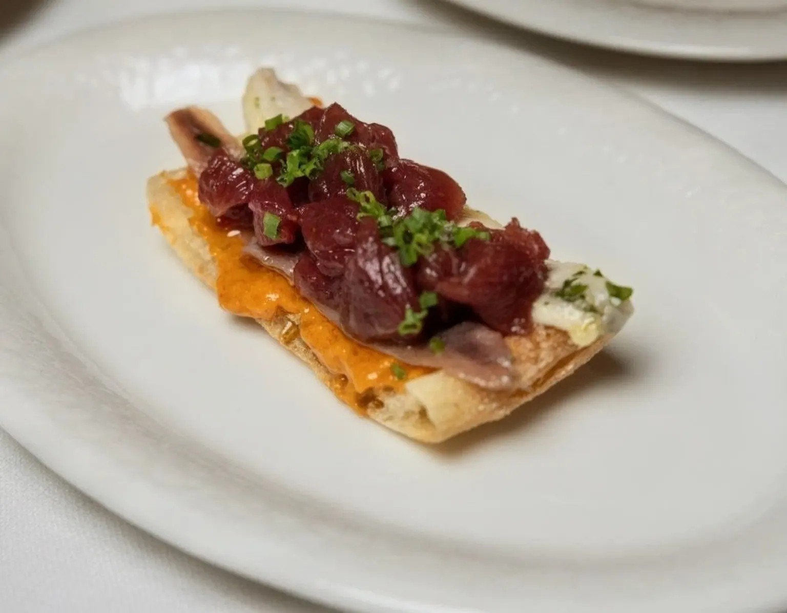 Tosta de pan cristal con salmorejo, anchoa, boquerón y atún de almadraba